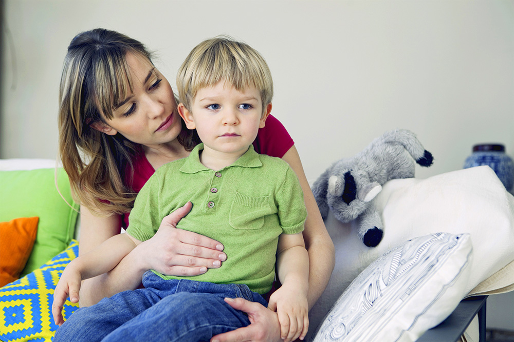 Mamma che massaggia la pancia del bambino