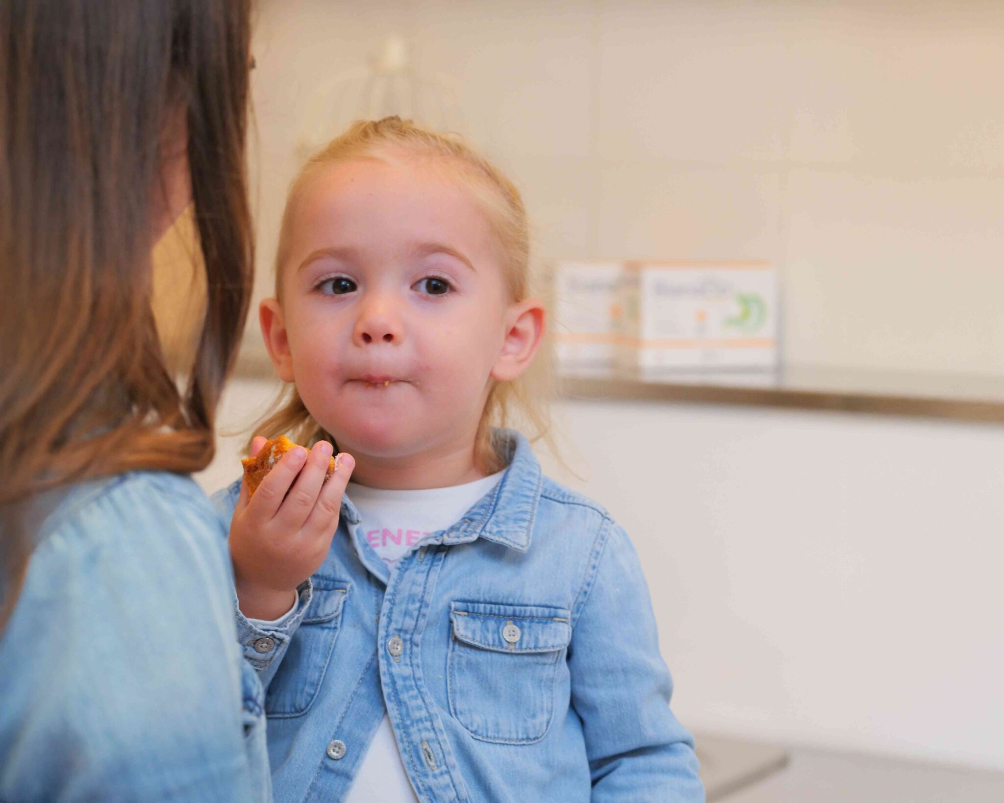 Bambina con viso sorridente