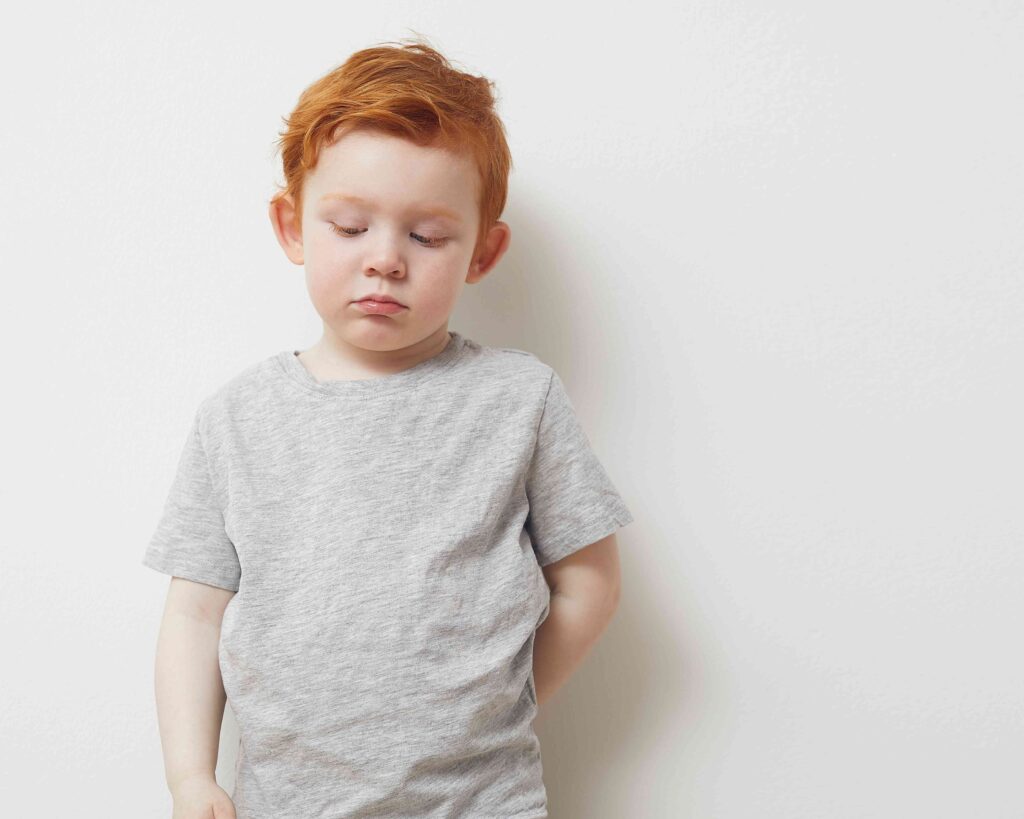 Bambino con espressione triste